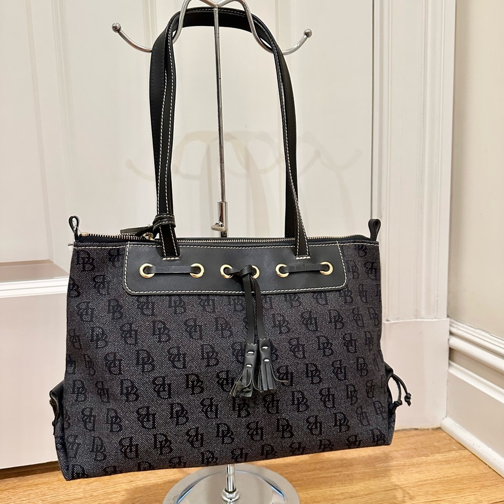 Dooney and Bourke signature black tote bag